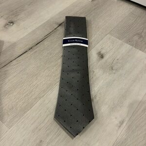 Club Room NWT Regular Tie in 100% Polyester in Gray with black Dots.
